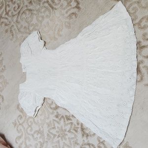 Zara kids eyelit white spring dress with keyhole back closure size 6